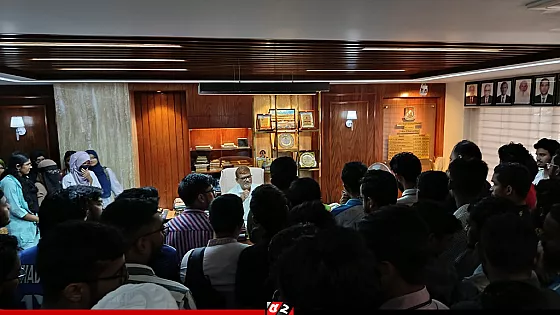 ১২ ঘণ্টার ব্যবধানে সিদ্ধান্ত বদল, আবারও আন্দোলনে শেকৃবির শিক্ষার্থীরা