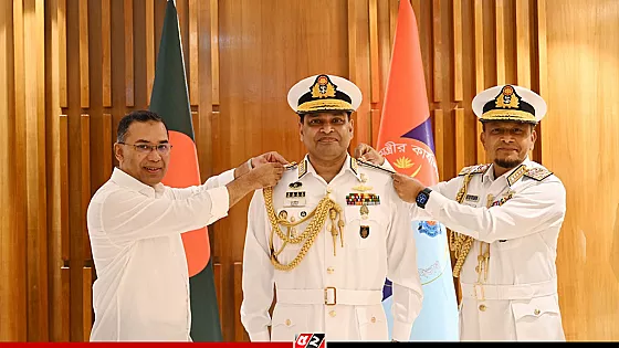 নবনিযুক্ত নৌপ্রধানকে র‌্যাঙ্ক ব্যাজ পরিয়ে দেন প্রধানমন্ত্রী