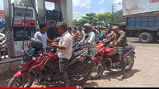 তেল সংকটের গুজবে পাম্পে মোটরসাইকেল চালকদের ভীড়