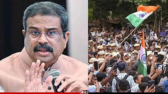  পদত্যাগ করেছেন ভারতের শিক্ষামন্ত্রী