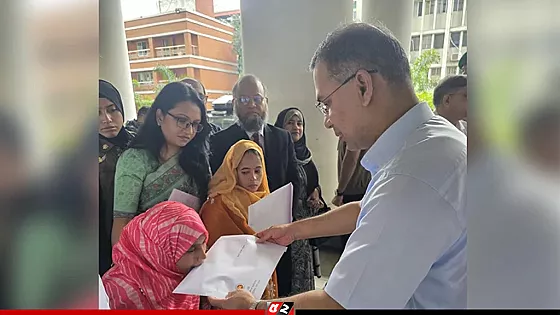 প্রতিবন্ধী ৩ ব্যক্তির হাতে নিয়োগপত্র তুলে দিলেন প্রধানমন্ত্রী