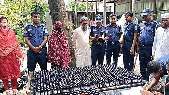 ফেন্সিডিল সহ বাবা মেয়ে আটক  