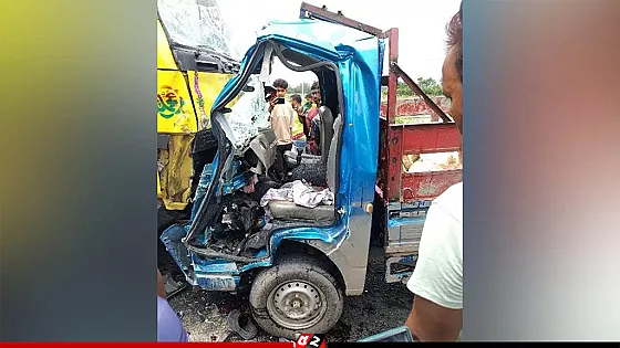 ট্রাক ও পিকআপ ভ্যানের মুখোমুখি সংঘর্ষে  নিহত চার