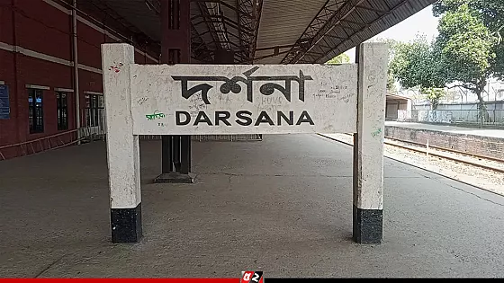 সন্তান রেখে চলন্ত ট্রেনের সামনে ঝাঁপ দিলেন মা