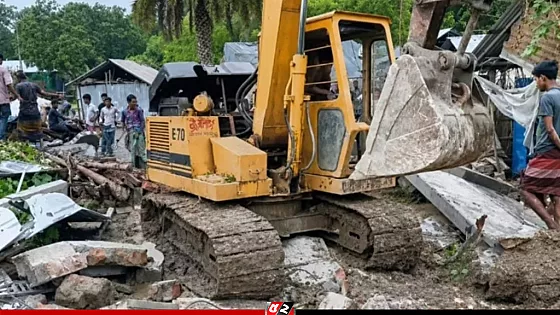প্রথম স্ত্রীকে নিয়ে বিদেশে যাওয়ায় বুলডোজার দিয়ে বাড়ি ভাঙলো দ্বিতীয় স্ত্রী