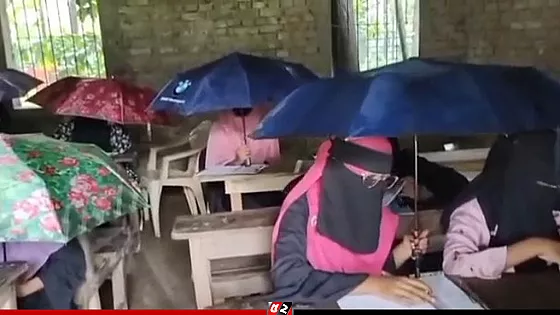 ঝুঁকিপূর্ণ ভবনে বৃষ্টির মধ্যেই ছাতা মাথায় দিয়ে ক্লাস করতে হয় মাদ্রাসা শিক্ষার্থীদের 