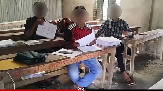 কারিগরি বোর্ডের এইচএসসি পরীক্ষার উত্তর পত্র দেখছেন শিক্ষার্থী 