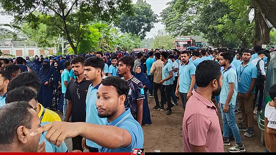 সড়ক অবরোধ করে প্রাণ আরএফএল শ্রমিকদের বিক্ষোভ