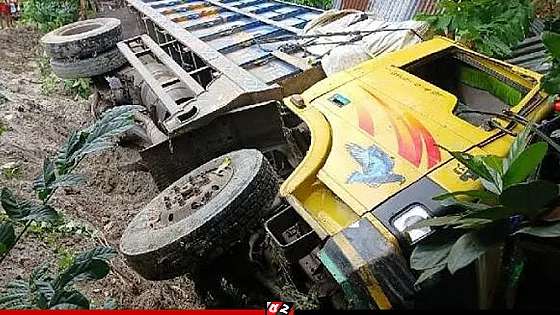 বসতঘরের ওপর ট্রাক উল্টে অন্তঃসত্ত্বা নারীর মৃত্যু