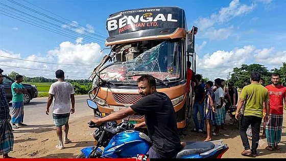 দুই বাসের মুখোমুখি সংঘর্ষে নিহত বেড়ে ৯