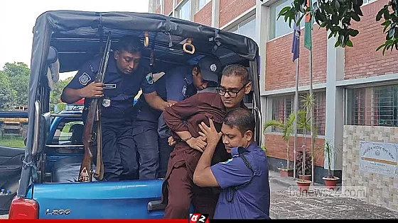 পর্যটনমন্ত্রীর পথসভা থেকে পিস্তলসহ যুবক আটক
