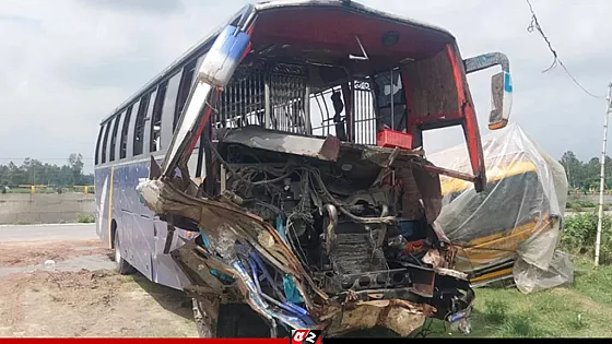 ট্রাকের ধাক্কায় যাত্রীবাহী বাসের চালকসহ নিহত দুই , আহত আট