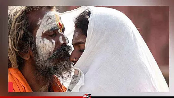 নেটদুনিয়ায় এবার ‘লিপ কিস বাবা’, ভিডিও ঘিরে তুমুল বিতর্ক