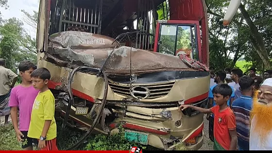 গরুবাহী নসিমনের সঙ্গে বাসের মুখোমুখি সংঘর্ষ, নিহত ২