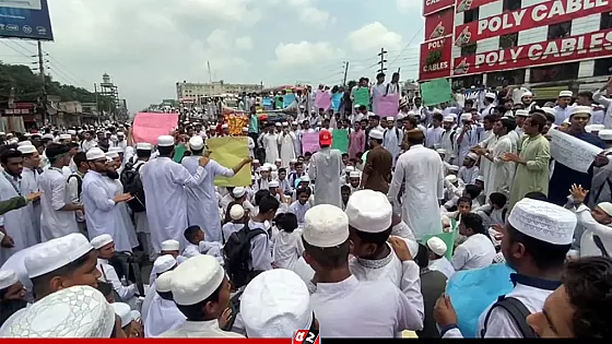 ঢাকা-ময়মনসিংহ মহাসড়ক অবরোধ করে শিক্ষার্থীদের বিক্ষোভ