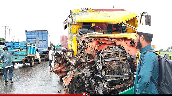 তেলবাহী লরি-ট্রাক-অটোরিকশার ত্রিমুখী সংঘর্ষ, নিহত ২