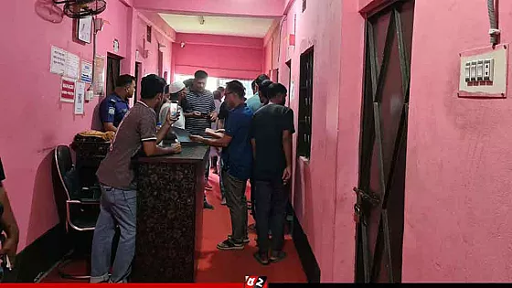 আবাসিক হোটেলে পুলিশ সদস্যের ঝুলন্ত মরদেহ, দরজার কাছে রক্তাক্ত স্ত্রী