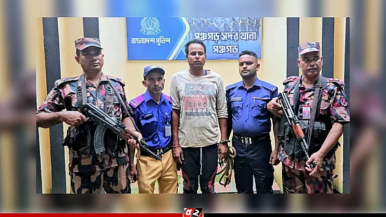ভারতীয় যুবককে ধরে পুলিশে দিলো গ্রামবাসী