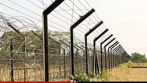 ভারতীয় যুবককে ধরে পুলিশে দিলো গ্রামবাসী