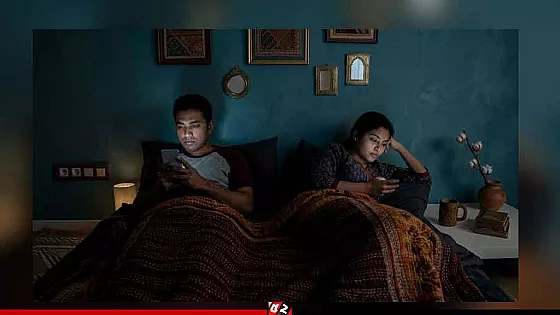 মুঠোফোনের আলোয় ম্লান হচ্ছে দাম্পত্যের গল্প