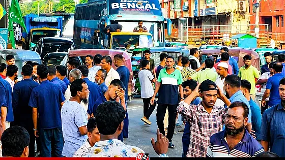 গ্যাস না পেয়ে বিক্ষুব্ধ চালকদের সড়ক অবরোধ