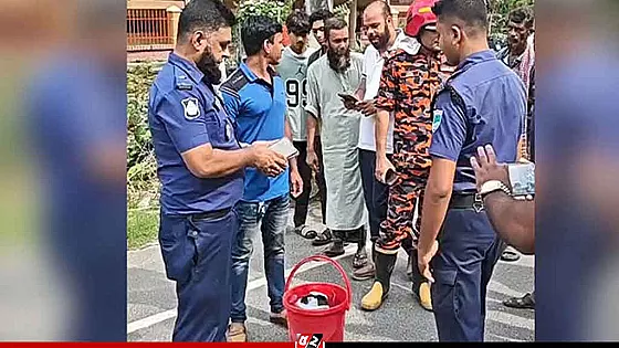 মেহেরপুর শহরের তিন স্থানে তারে ঝুলছিল বোমাসদৃশ বস্তু