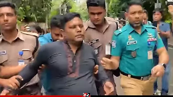 ধানমন্ডি ৩২ নম্বরে ফুল দিতে এসে আটক ২