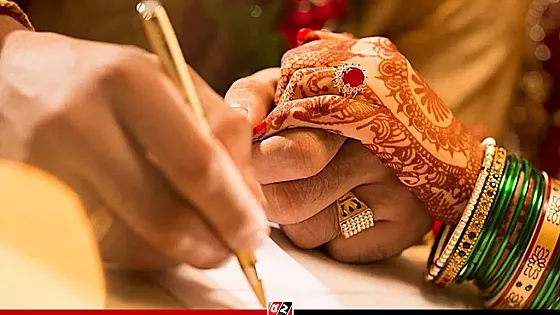 বিষের বোতল হাতে সৌদিপ্রবাসীর বাড়ির সামনে তরুণীর অনশন