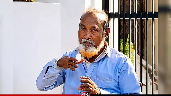 মাদকাসক্ত ছেলের বিরুদ্ধে নির্যাতনের অভিযোগ জানাতে গিয়ে থানার ফটকেই মৃত্যু