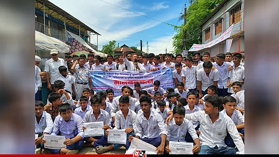 বিদ্যালয়ের জায়গা দখল মুক্ত করতে শিক্ষার্থীদের সড়ক অবরোধ 