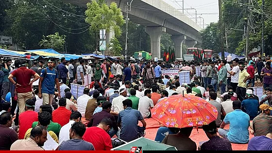 ৩৫ প্রত্যাশীদের ওপর পুলিশের টিয়ারশেল নিক্ষেপ