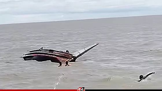 বঙ্গোপসাগরে  ট্রলার ডুবি, ১০ জেলে  উদ্ধার 