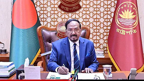 বঙ্গভবন ছেড়েছেন ভারপ্রাপ্ত রাষ্ট্রপতি হাফিজ উদ্দিন আহমদ 