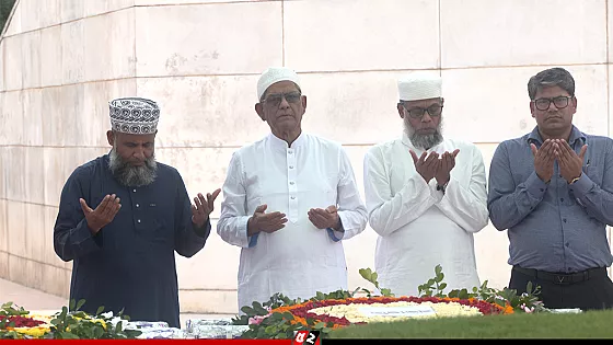 জিয়াউর রহমান ও খালেদা জিয়ার কবরে শ্রদ্ধা জানালেন মির্জা ফখরুল