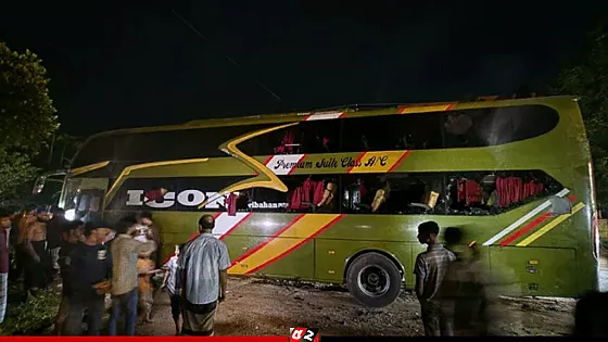 এসি বাসে আগুন: যাত্রী ফেলে পালালেন চালক-সহকারী