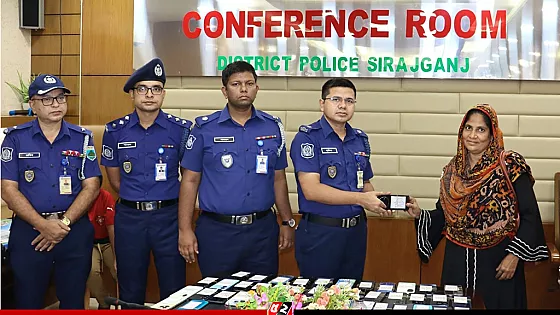 ৫৩টি হারানো মোবাইল মালিকদের ফিরিয়ে দিল পুলিশ