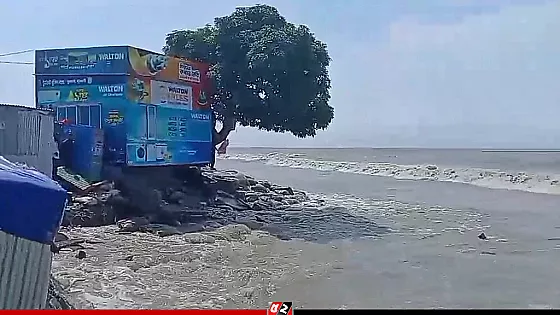 কুয়াকাটায় সাগরে বিলীনের পথে ট্যুরিস্ট পুলিশ বক্স, হুমকির মুখে পর্যটন এলাকা