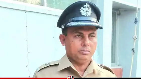 মিস্ত্রিকে বাঁচাতে গিয়ে পুলিশ কর্মকর্তার মৃত্যু