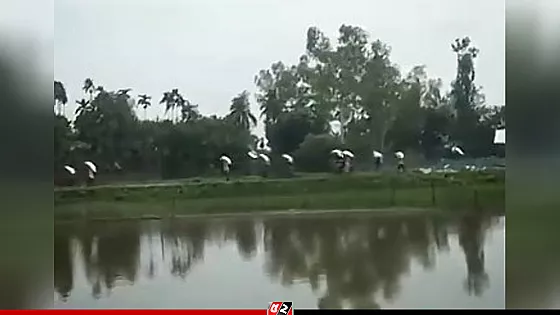 গুদামের দরজা ভেঙে ১৯৭ বস্তা সার নিয়ে গেলেন বিক্ষুব্ধ কৃষকেরা