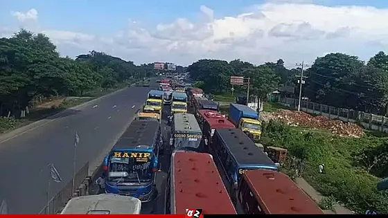 ঢাকা-চট্রগ্রাম মহাসড়কে বন্ধ থাকা লেন খুললেও কাটেনি যানজট