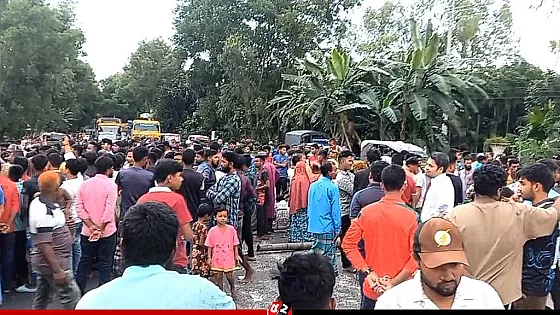 শিশু ধর্ষণের ঘটনা ধামাচাপ দেয়ার প্রতিবাদে বিএনপির নেত্রীর বিরুদ্ধে ঝাড়ু মিছিল