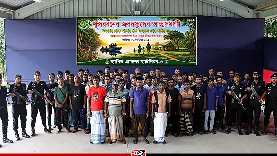 সুন্দরবনের ৫২ বনদস্যুর অস্ত্রসহ আত্মসমর্প