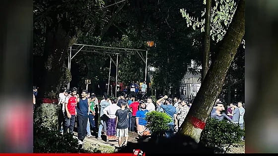 নারী শিক্ষার্থীদের নিয়ে ফেসবুকে শিবির কর্মীর অশালীন পোস্ট, ক্যাম্পাসে প্রতিবাদ