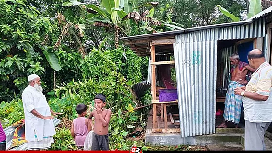বিস্ফোরণে উড়ে গেছে ইমামের থাকার ঘরের টিনের বেড়া