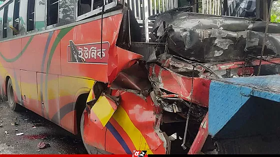 বাস ও কাভার্ডভ্যান সংঘর্ষে ৩ জনের মৃত্যু