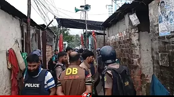 পুলিশের অভিযানে হামলা, গোপন সুড়ঙ্গে পালাল বহিষ্কৃত স্বেচ্ছাসেবক দল নেতা