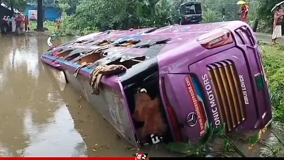 আবারও দুর্ঘটনার কবলে স্লিপার বাস, স্থানীয়দের তৎপরতায়  প্রাণহানি থেকে রক্ষা