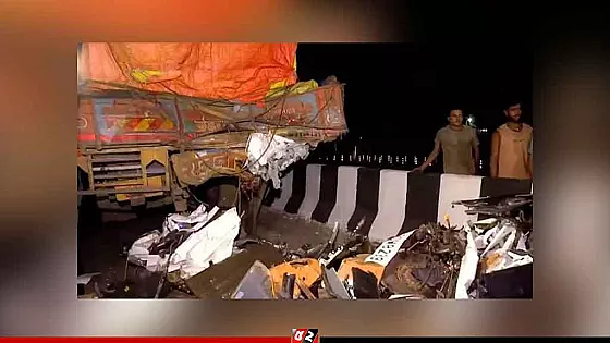 সড়ক দুর্ঘটনায় ৮ প্রকৌশল শিক্ষার্থীর মৃত্যু