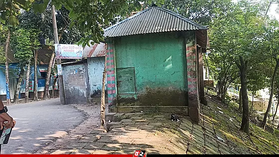 করতোয়া নদীর তীর রক্ষা বাঁধ দখল করে বিভিন্ন স্থাপনা নির্মাণ, নীরব প্রশাসন