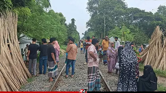 সন্তানকে বাঁচাতে গিয়ে ট্রেনের ধাক্কায় মায়ের মৃত্যু